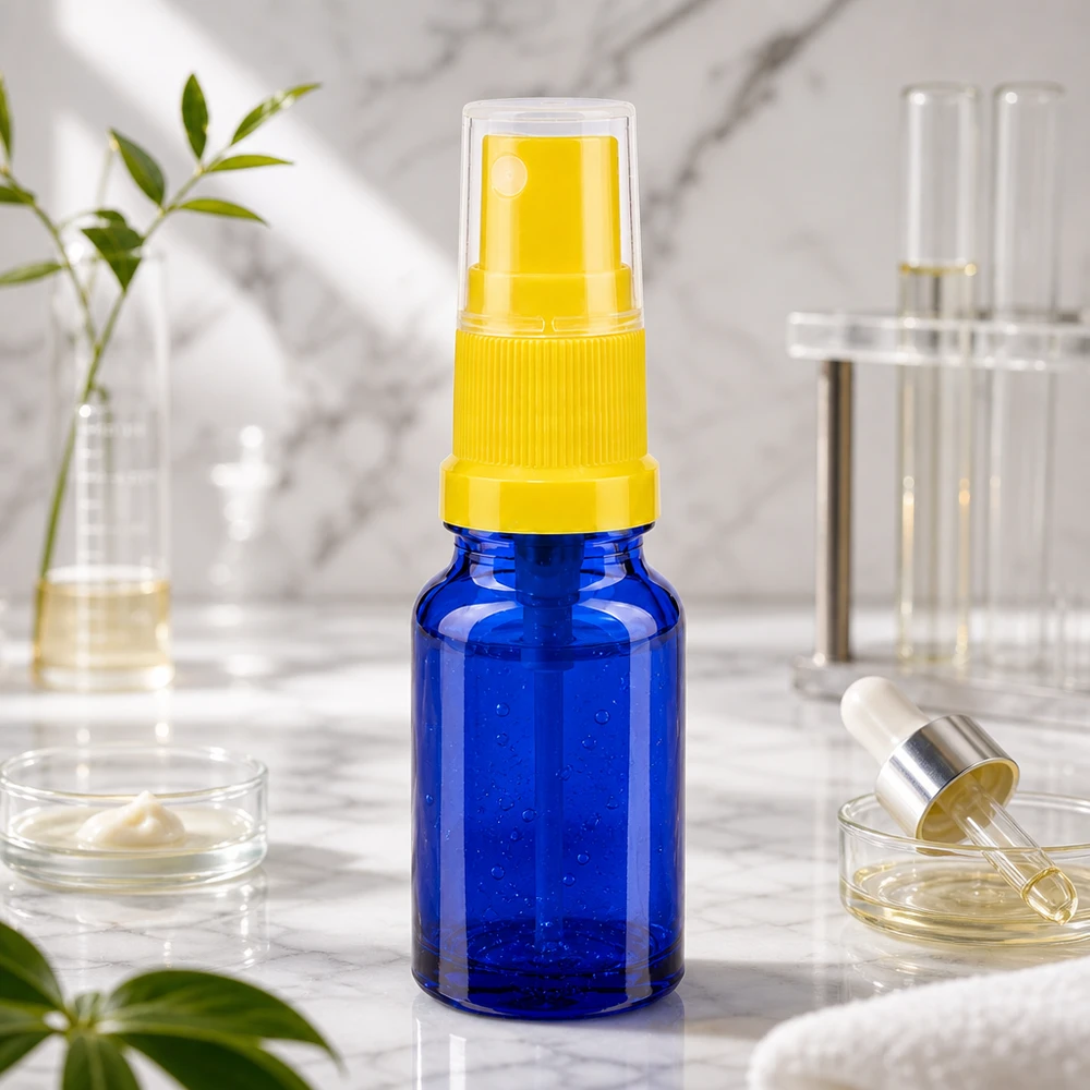 10ml suihkepullo keltainen/läpinäkyvä vakiokorkki BlueLine UT18/10 Kompakti 10 ml:n suihkepullo sinisellä keltaisella suihkepäällä BlueLine UT18 10 kosmetiikkatuotteille.
