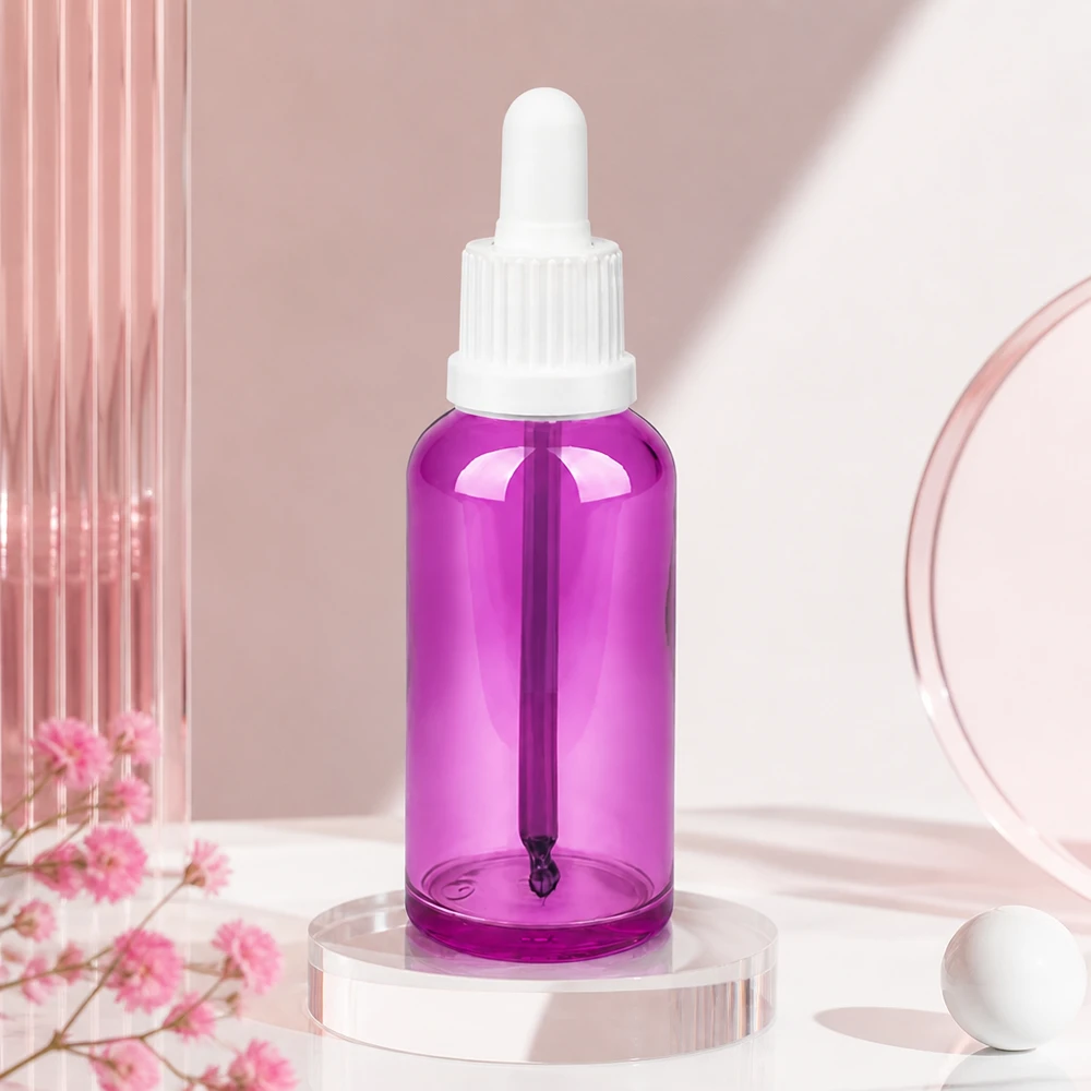 50ml kosmetiikkapullo korkealaatuisesta violetista lasista, jossa on tarkka annostelupipetti.