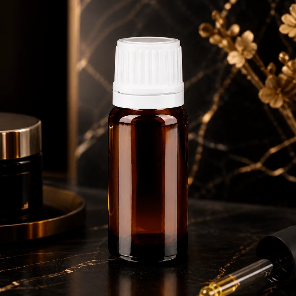 10 ml:n UV-suojattu ruskea lasipullo, jossa on valkoinen alkuperäisyystulppa ja 0,7 mm:n tarkkuustipputin