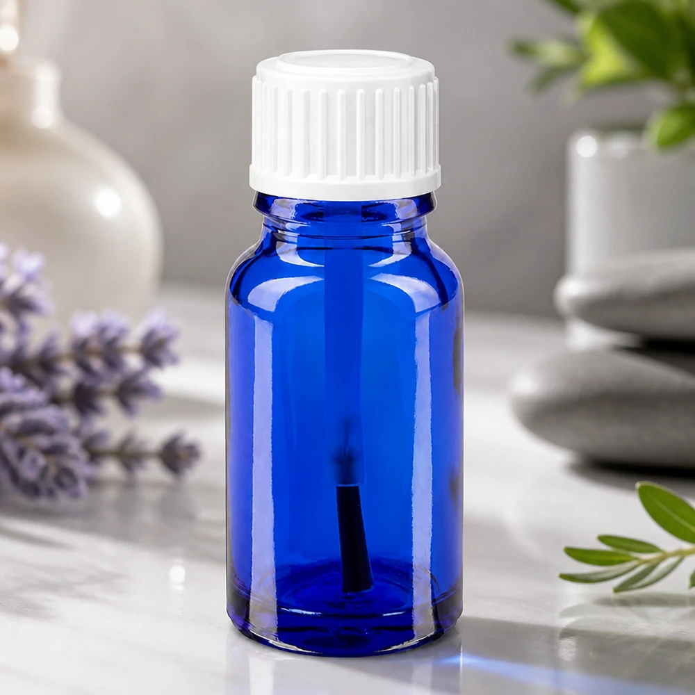 Apteekkipullo sininen 10ml ruuvikorkki valkoinen sivellin Koboltinsininen 10 ml:n sivellinpullo apteekkilaatuisesta lasista, jossa on lapsiturvallinen valkoinen korkki