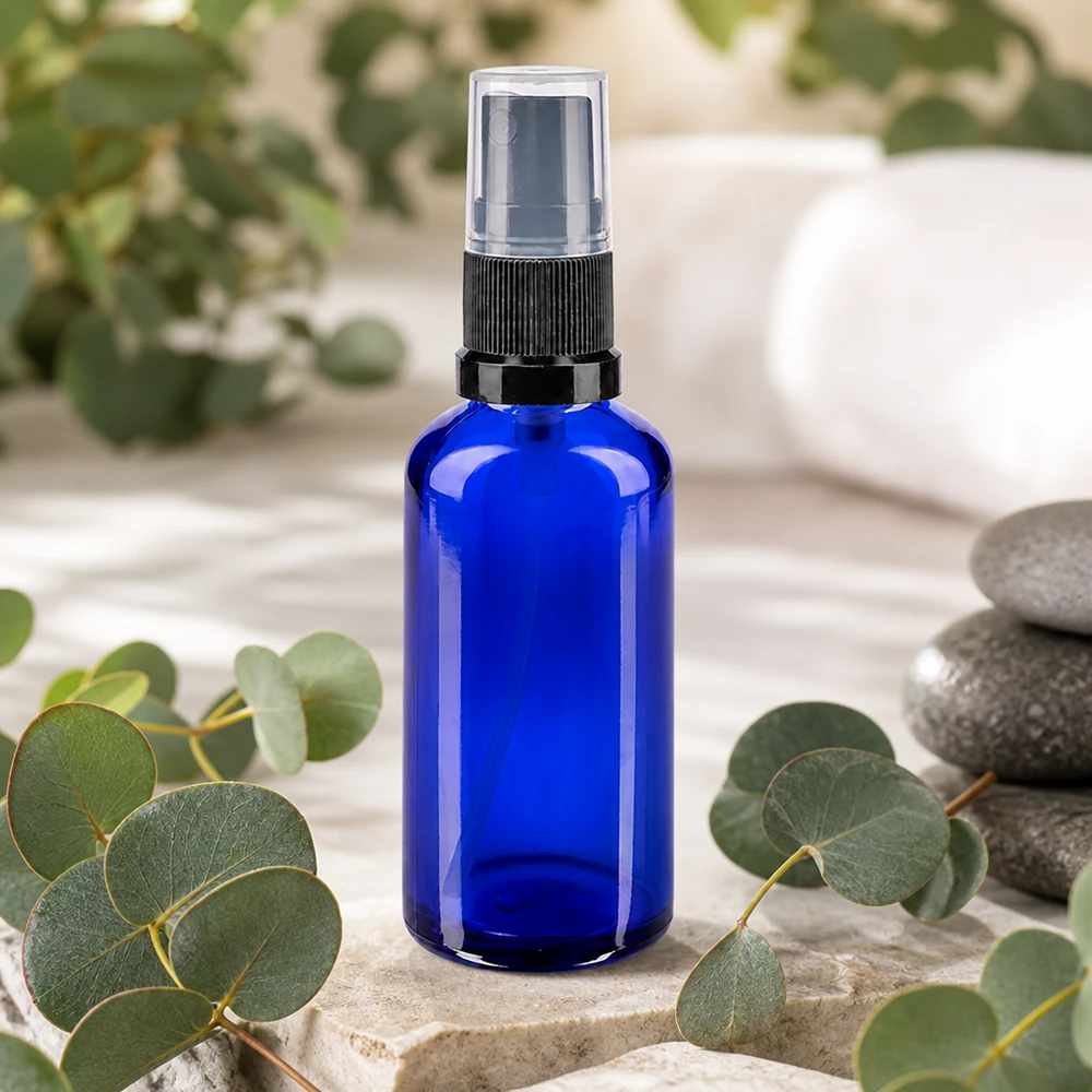 Apteekkipullo sininen 50ml suihkepullon korkki musta Koboltinsininen apteekkityyppinen suihkepullo, 50 ml, mustalla sumuttimella, luonnonkivipohjalla