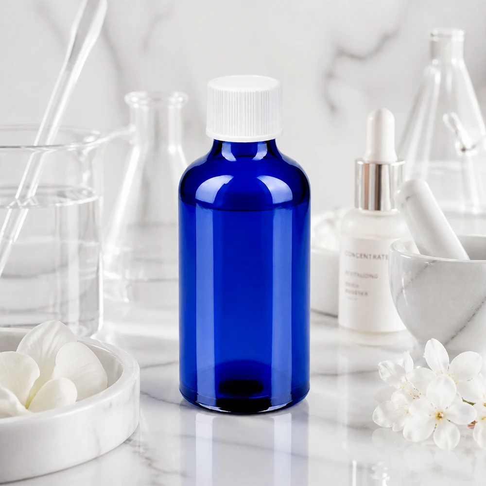 50ml pullo 11mm kierrekorkki valkoinen Standard BlueLine UT18/50 Standard BlueLine UT18/50 Kompakti 50 ml:n laboratoriopullo tyylikkäässä koboltinsinisessä värissä ja käytännöllisellä valkoisella korkilla.