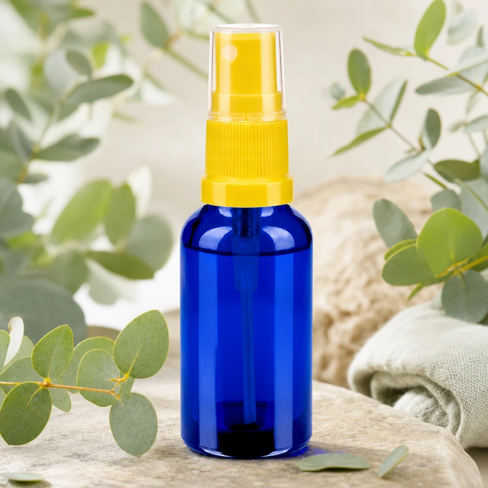 Tyhjä 30ml lasipullo, jossa on keltainen suihkutuslisäosa, ihanteellinen itsetäytyvään luonnonkosmetiikkaan.