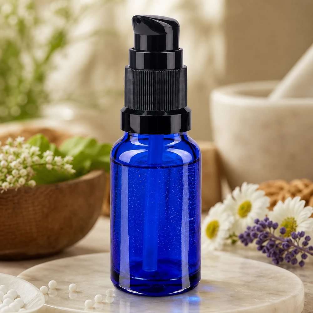 Apteekkipullo sininen 10ml pumppukorkki musta standardi 10 ml:n pumppupullo sinisestä apteekkilasista, jossa on musta annostelija seerumeille