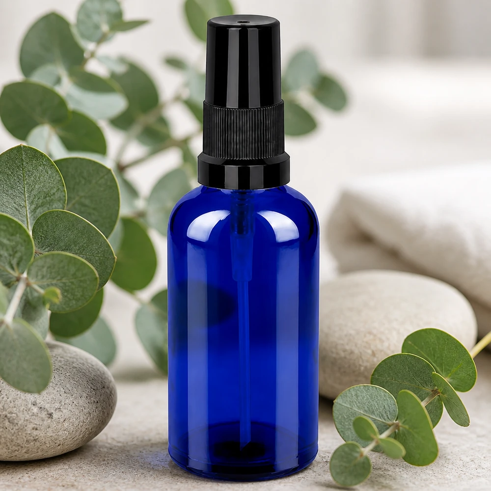 50ml ruiskupullo musta vakiokorkki BlueLine UT18/50 50ml suihkepullo korkealaatuista sinistä lasia, jossa on kestävä musta suihkepää aromaterapiaa varten.