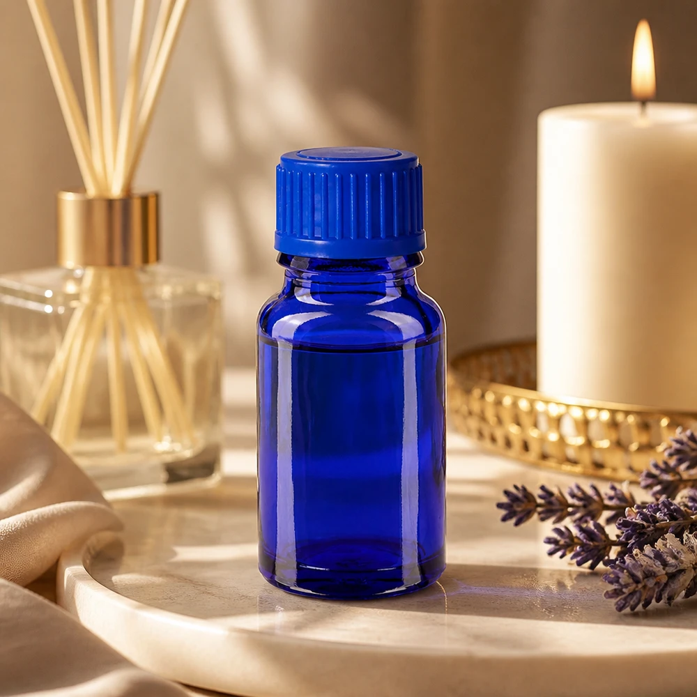 Kompakti 10ml lasipullo tyylikkäässä sinisessä värissä aromaterapiasovelluksiin ja hyvinvointiin.