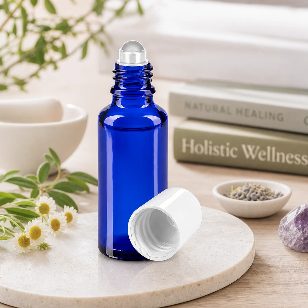 Apteekkipullo sininen 30ml roll-on korkki valkoinen Sylinterimäinen 30 ml:n roll-on-pullo koboltinsinisellä värillä ja valkoisella korkilla lääkekasvien ja ametistin vieressä