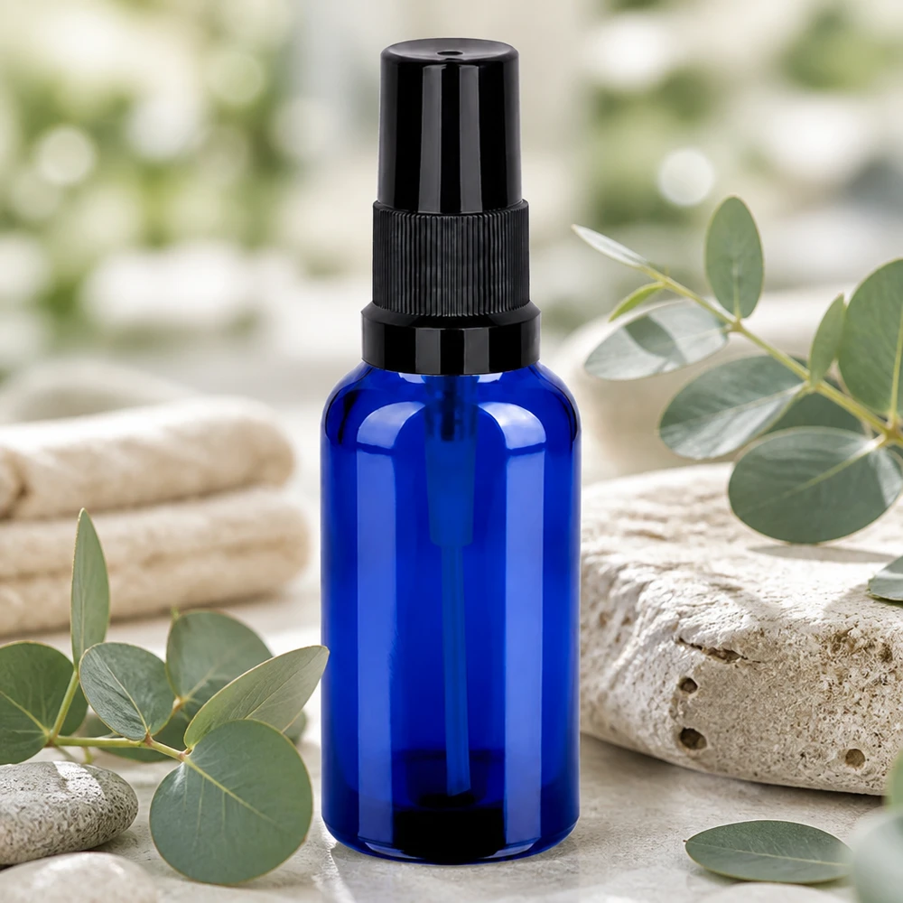 30ml sininen lasinen suihkepullo, jossa on musta sumutin laadukkaille kauneustuotteille.