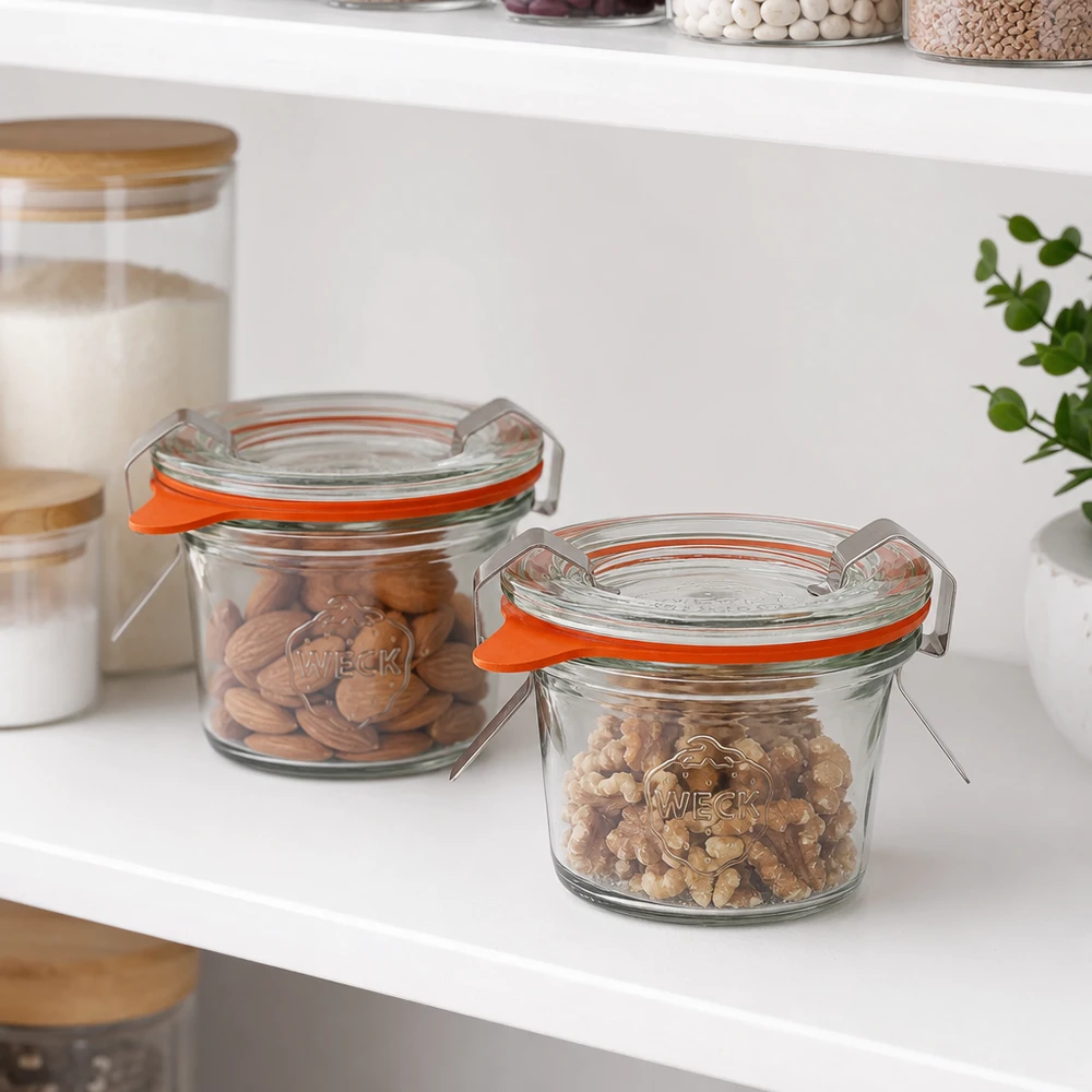 35ml juomapullot täydelliset WECK RR40 WECK 35ml RR40 tumblers modernissa keittiössä pähkinöiden ja kuivien elintarvikkeiden tyylikkääseen säilytykseen.