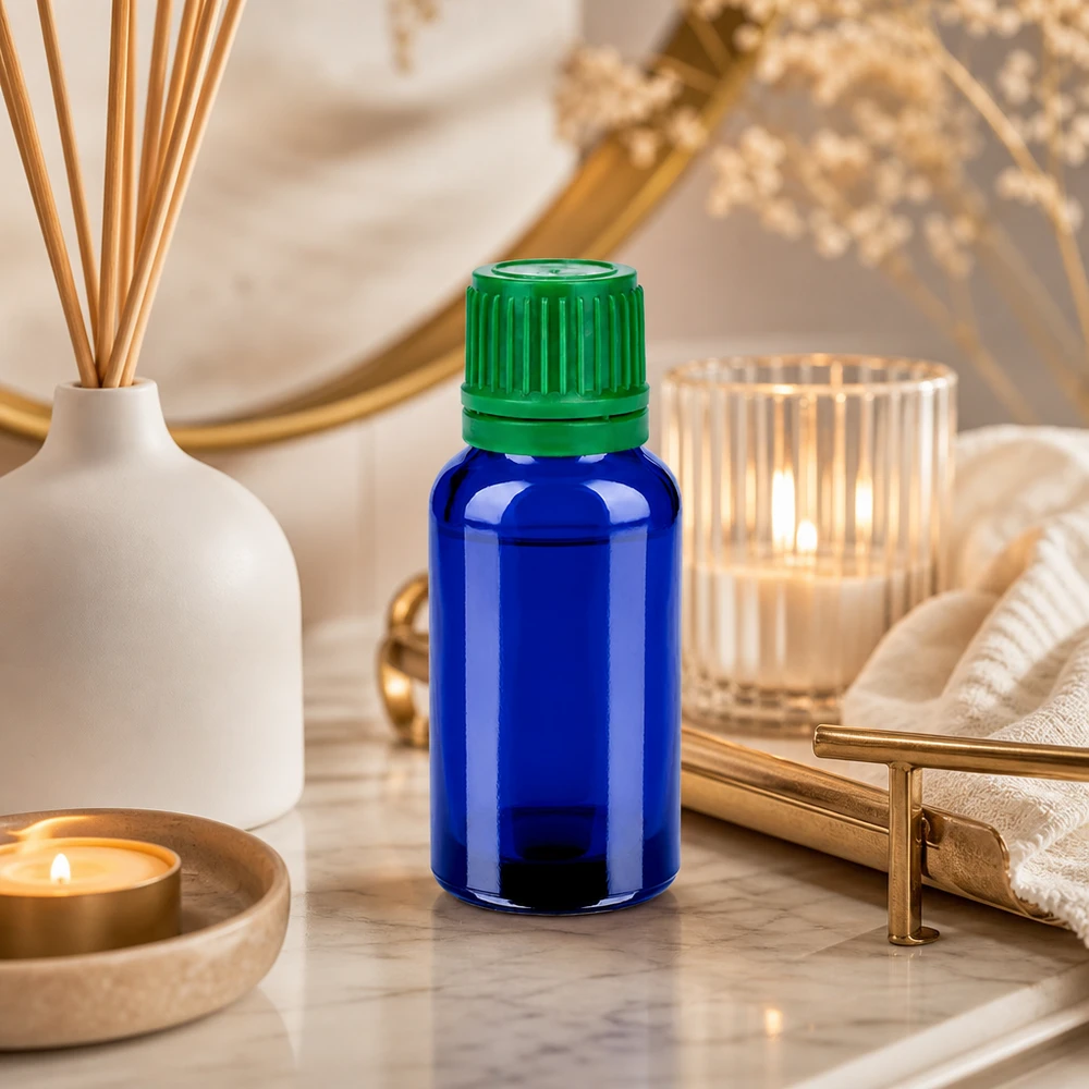 Pienikokoinen 20ml pullo vihreällä kannella, ihanteellinen DIY-kosmetiikkaan ja ihonhoitotuotteisiin.