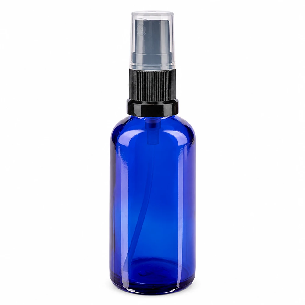 Apteekkipullo sininen 50ml suihkepullon korkki musta 50 ml:n sininen lasinen suihkepullo, jossa on musta sumutin ja läpinäkyvä suojakorkki