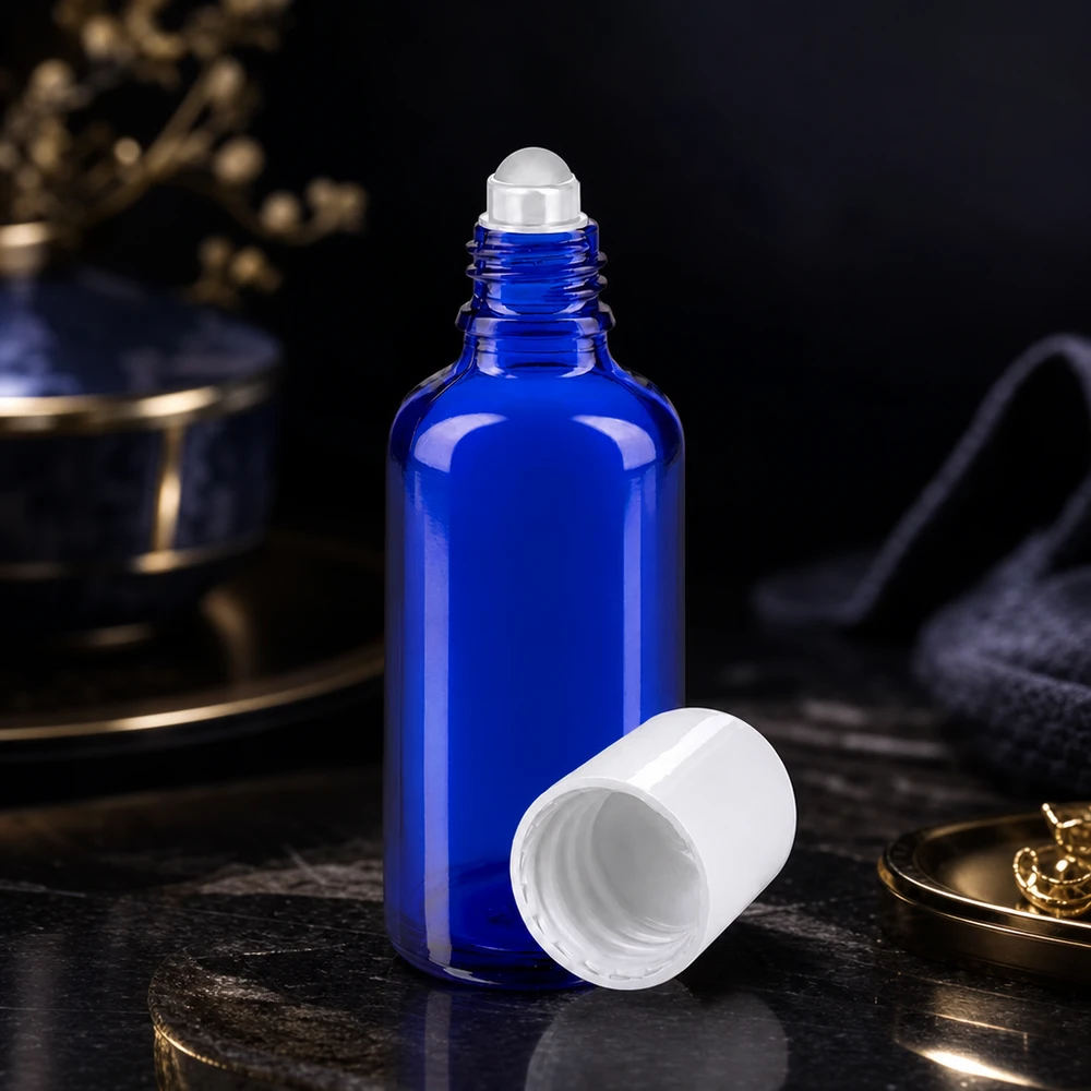 Apteekkipullo sininen 50ml roll-on korkki valkoinen Avoin sininen 50 ml:n apteekkilasipullo, jossa on valkoinen rullapää, tummalla marmoripinnalla