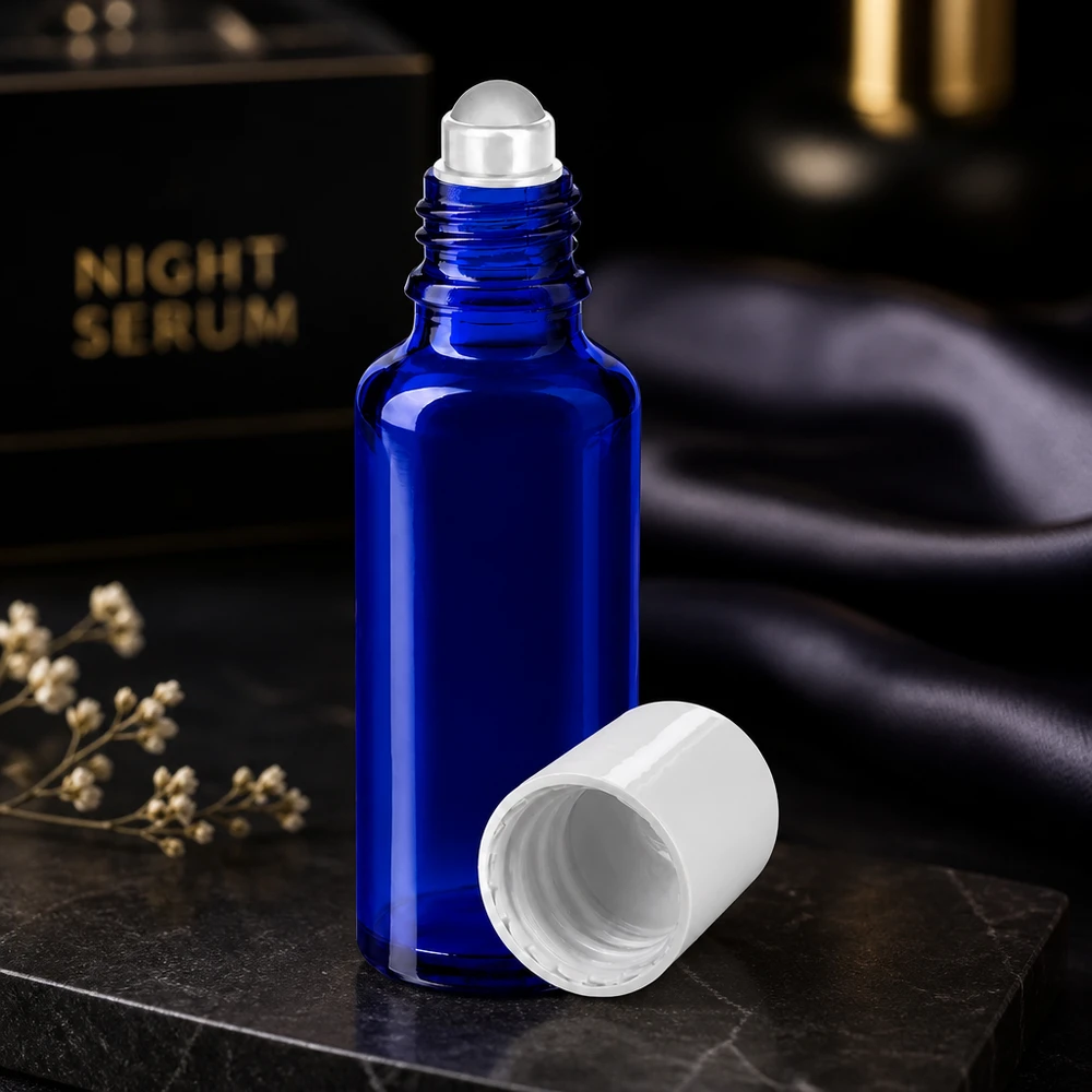 Apteekkipullo sininen 30ml roll-on korkki valkoinen Koboltinsininen 30 ml:n lasipullo, jossa on roll-on-annostelija ja valkoinen korkki, yöseerumille
