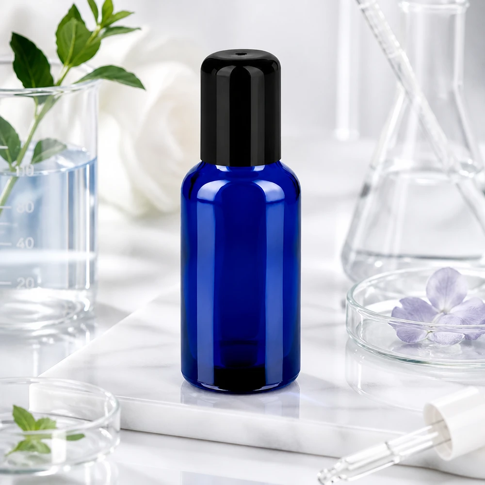 Pienikokoinen 30 ml:n roll-on-pullo STD BlueLine UT18/30 käytännöllisellä mustalla applikaattorilla.