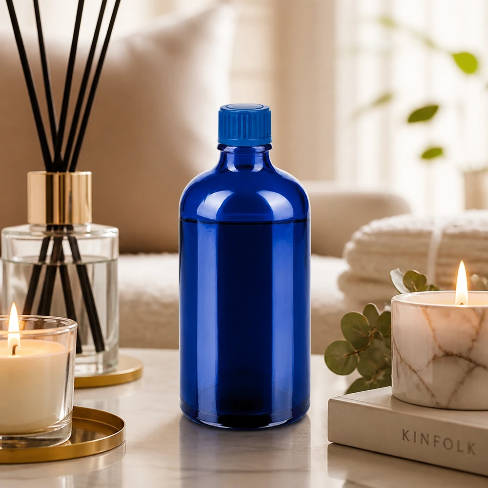 100ml pullo 11mm kierrekorkki sininen Standard BlueLine UT18/100 Elegantti sininen 100ml lasipullo 11mm korkilla ammattikäyttöön tarkoitetuille kosmetiikkatuotteille.