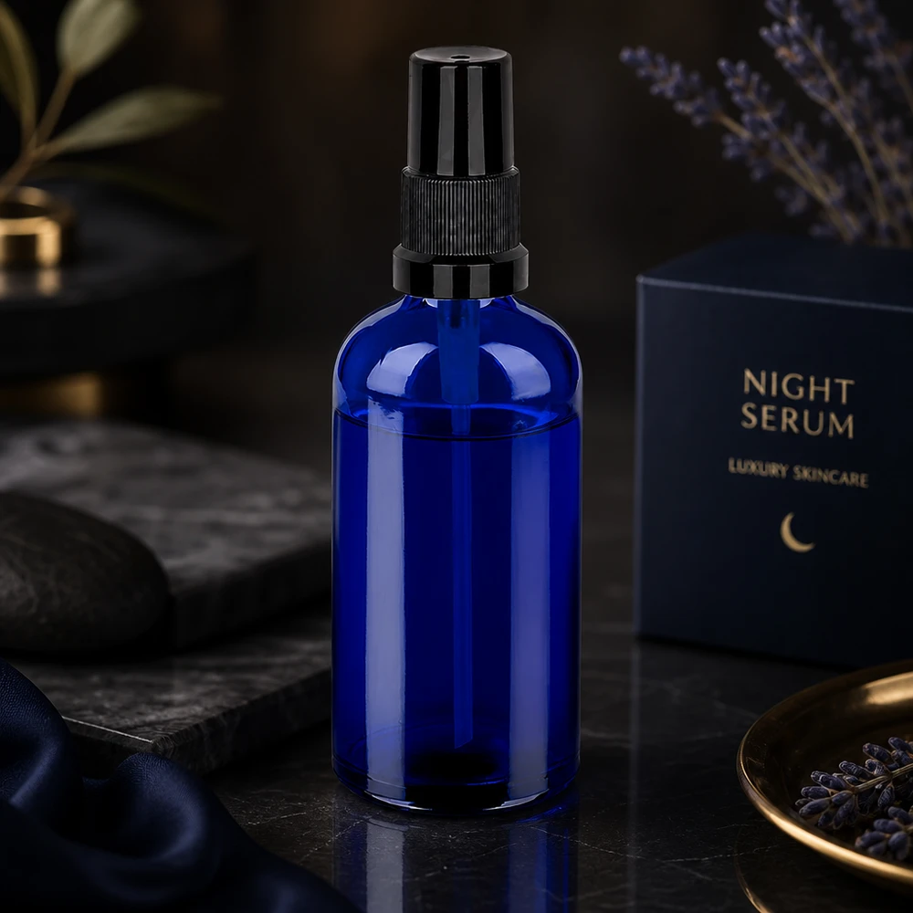 Elegantti 100 ml:n sininen lasinen suihkepullo, jossa on mattamusta pumppulaite - STD BlueLine UT18/100