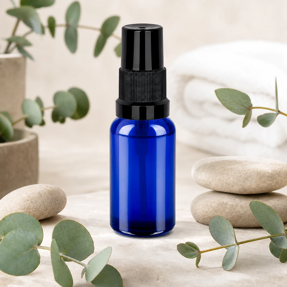20ml suihkepullo musta vakiokorkki BlueLine UT18/20 Pieni 20 ml:n suihkepullo STD BlueLine UT18/20, jossa on käytännöllinen suihkepää matkoille ja liikkeellä oloon.