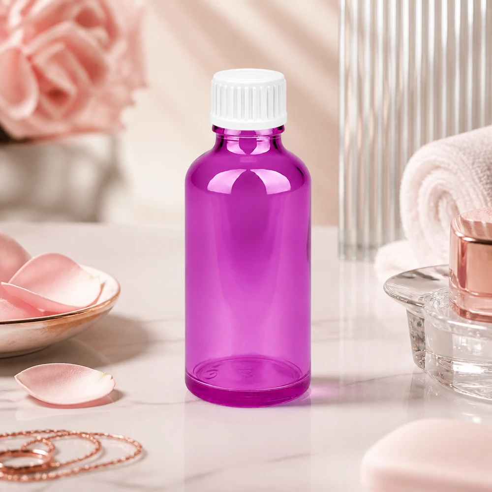 Laadukas 50 ml läpinäkyvä violetti lasipullo, jossa valkoinen kierrekorkki kauneudenhoitotuotteille.