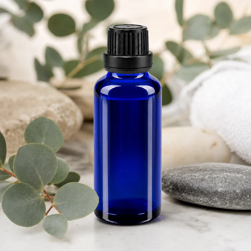 Apteekkipullo sininen 30ml tiputuskorkki kaaderengas 2mm musta peukaloinninestokorkki Koboltinsininen 30 ml:n tiputuspullo apteekkilasista, jossa on musta lapsiturvallinen alkuperäisyystulppa