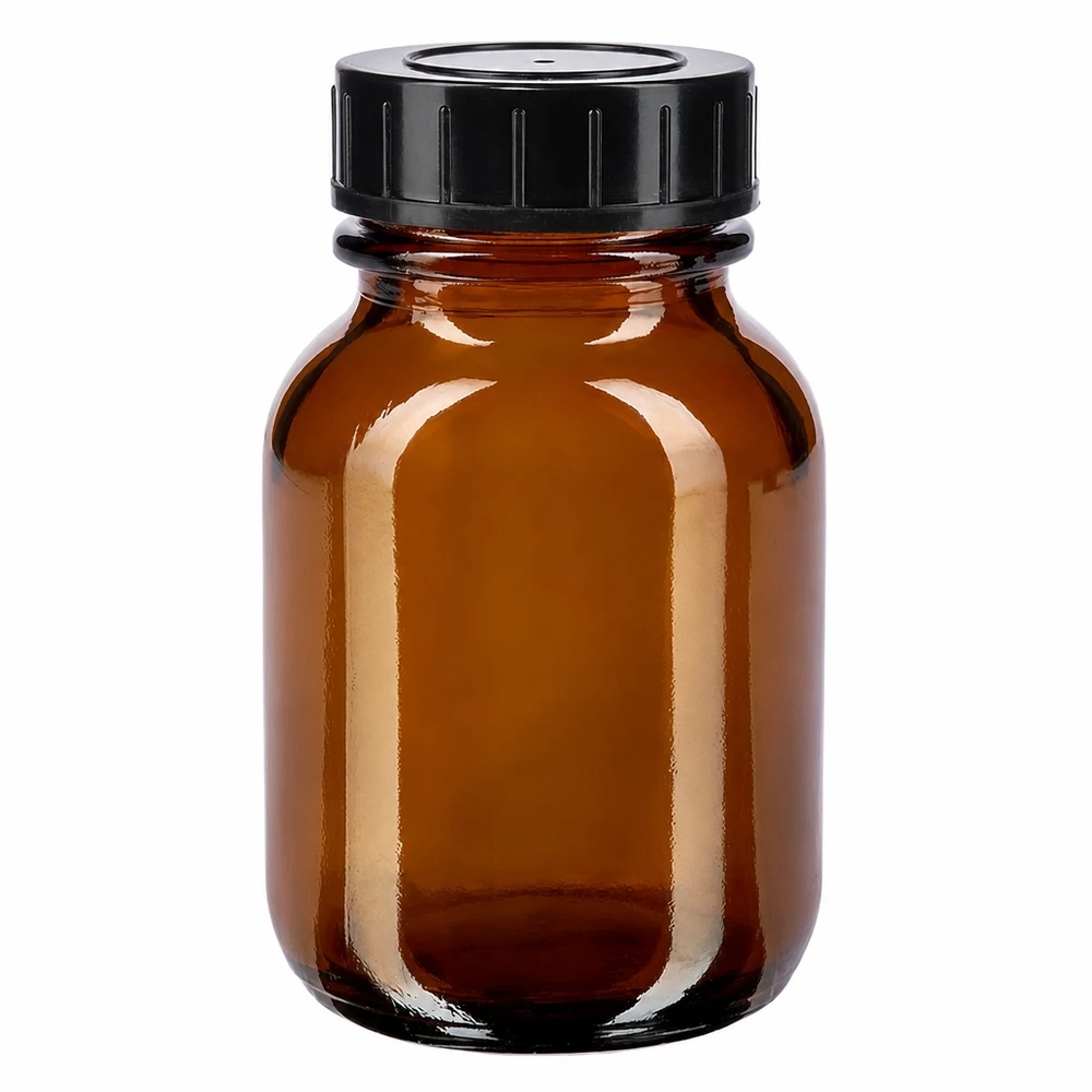 50ml leveäkaulainen meripihkanvärinen lasipullo, jossa on kierrekorkki. 50 ml:n laajakaulainen pullo meripihkanväristä lasia, jossa on musta kierrekorkki turvallista säilytystä varten.