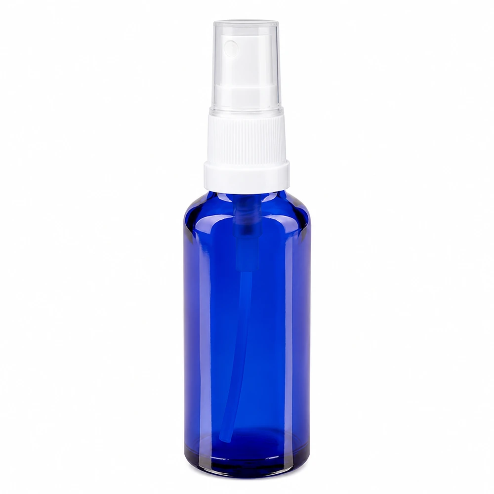 Apteekkipullo sininen 30ml ruiskutuskorkki valkoinen 30 ml:n suihkepullo sinisestä apteekkilasista, jossa on valkoinen pumppusuihkupää ja läpinäkyvä suojakorkki