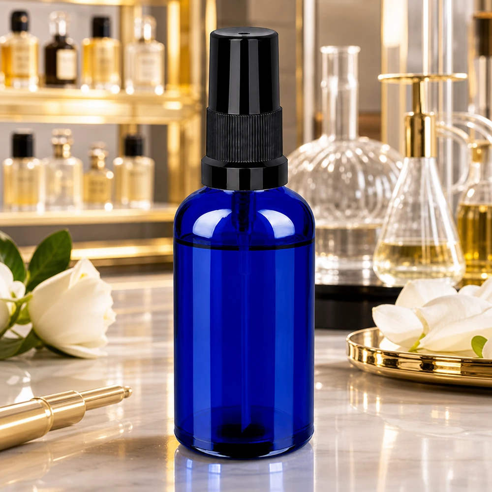 50ml ruiskupullo musta vakiokorkki BlueLine UT18/50 Elegantti 50ml lasinen suihkepullo syvän koboltinsinisessä värissä, jossa on musta sumutin ylellistä levitystä varten.