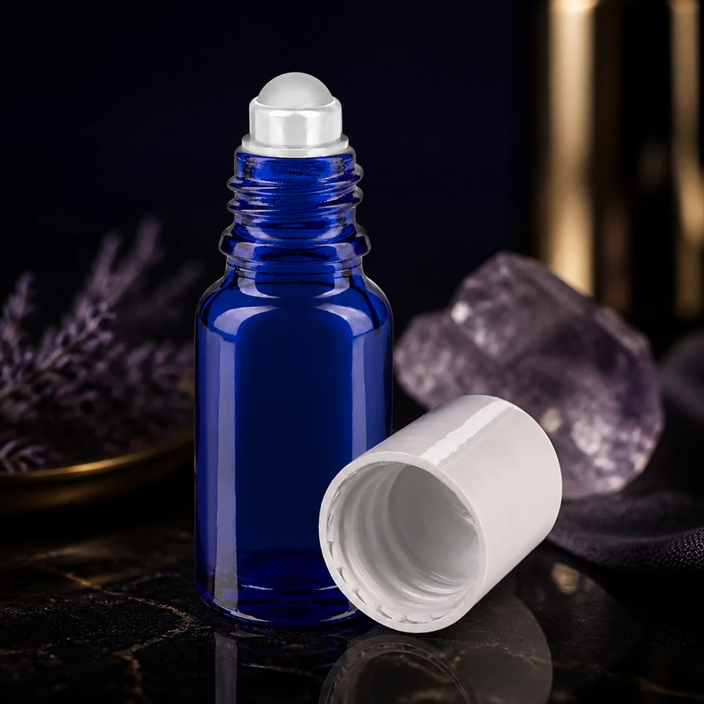 Apteekkipullo sininen 10ml roll-on korkki valkoinen Koboltinsininen 10 ml:n lasipullo, jossa on valkoinen kierrekorkki ja läpinäkyvä rullapallo mustalla taustalla