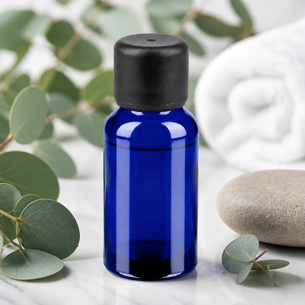 Laadukas sininen 20ml lasipullo mustalla kierrekorkilla nesteiden tarkkaan annosteluun.