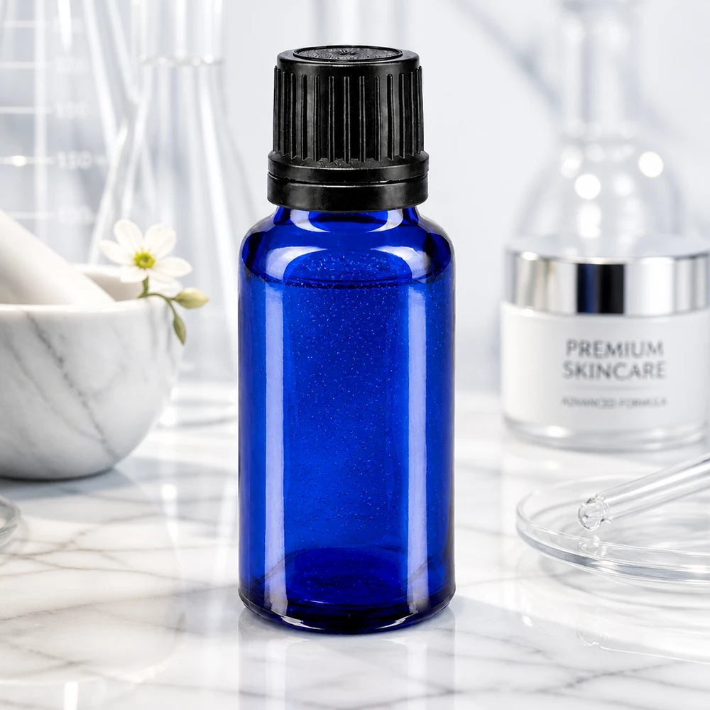 Apteekkipullo sininen 20ml tippapullon korkki kaatamalla rengas 1mm musta peukaloinnin estävä sulkeminen Sininen 20 ml:n lasipullo, jossa on musta kierrekorkki, laboratoriolasitavaroiden edessä marmoripohjalla