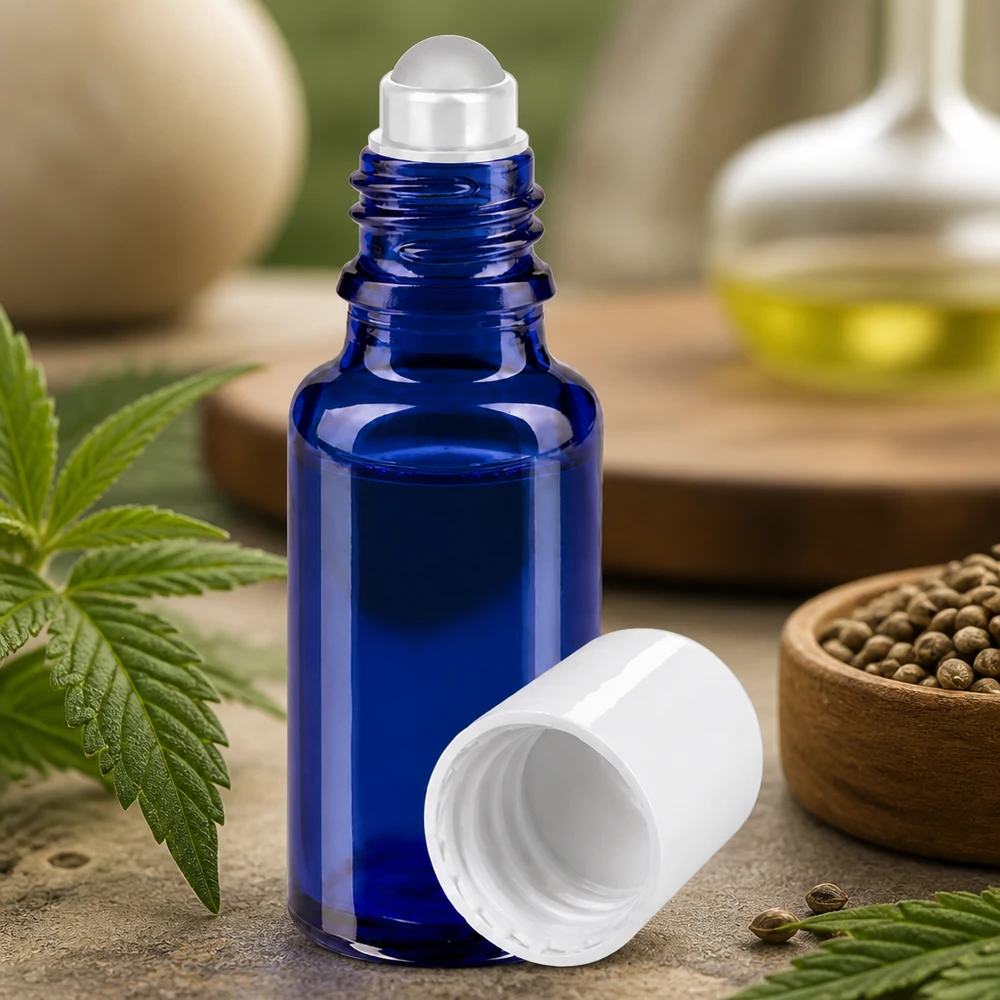 Apteekkipullo sininen 20ml roll-on korkki valkoinen Sininen 20 ml:n lasipullo, jossa on rullapää ja valkoinen korkki, hamppulehtien ja siementen keskellä