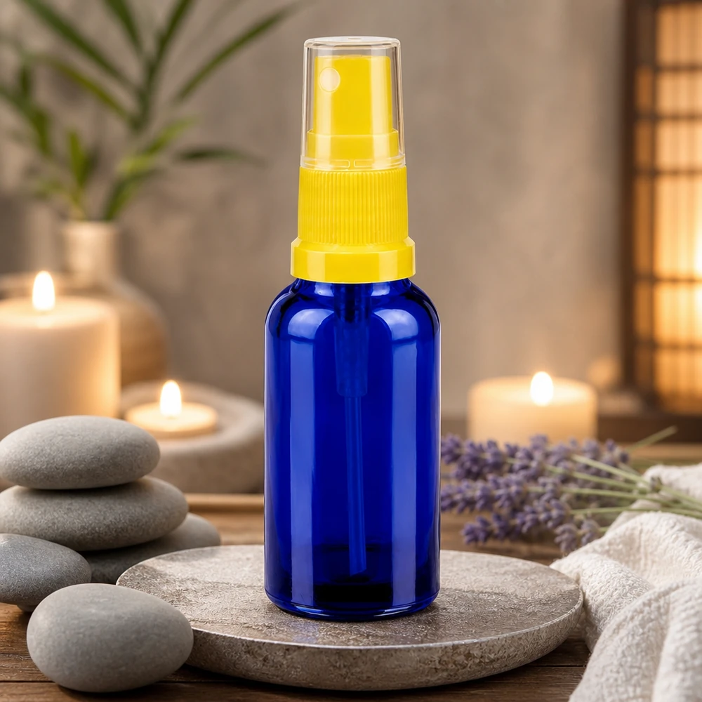 Ammattikäyttöön tarkoitettu 30 ml:n suihkepullo, jossa on ergonominen muotoilu helppokäyttöisyyttä varten wellness-alueella.