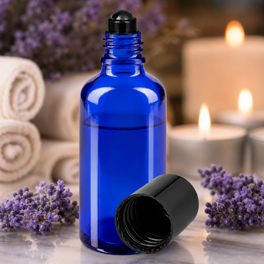 Apteekkipullo sininen 50ml roll-on korkki musta 50 ml:n roll-on-pullo koboltinsinisestä suojalasista, jossa on musta pallomainen annostelija aromaterapiaan