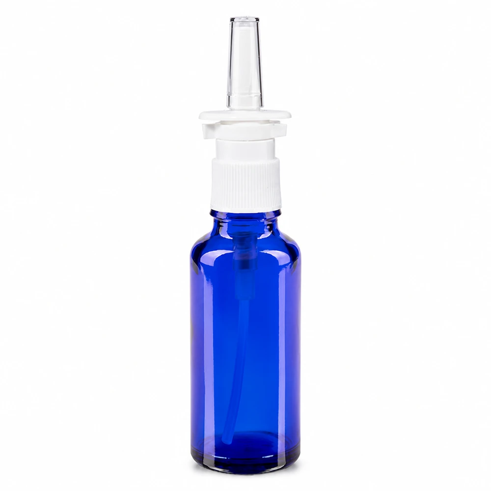 Apteekkipullo sininen 30ml nenäsumutin valkoinen standardi 30 ml:n nenäsumutepullo sinisestä apteekkilasista, jossa on valkoinen sumutuspää ja läpinäkyvä nenäkärki
