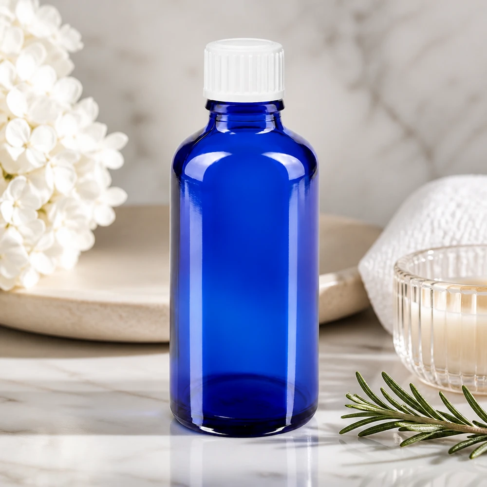 Apteekkipullo sininen 50ml kierrekorkki valkoinen Globuli Standard. 50 ml:n sininen apteekkilasipullo, jossa on lapsiturvallinen valkoinen korkki, marmoripohjalla