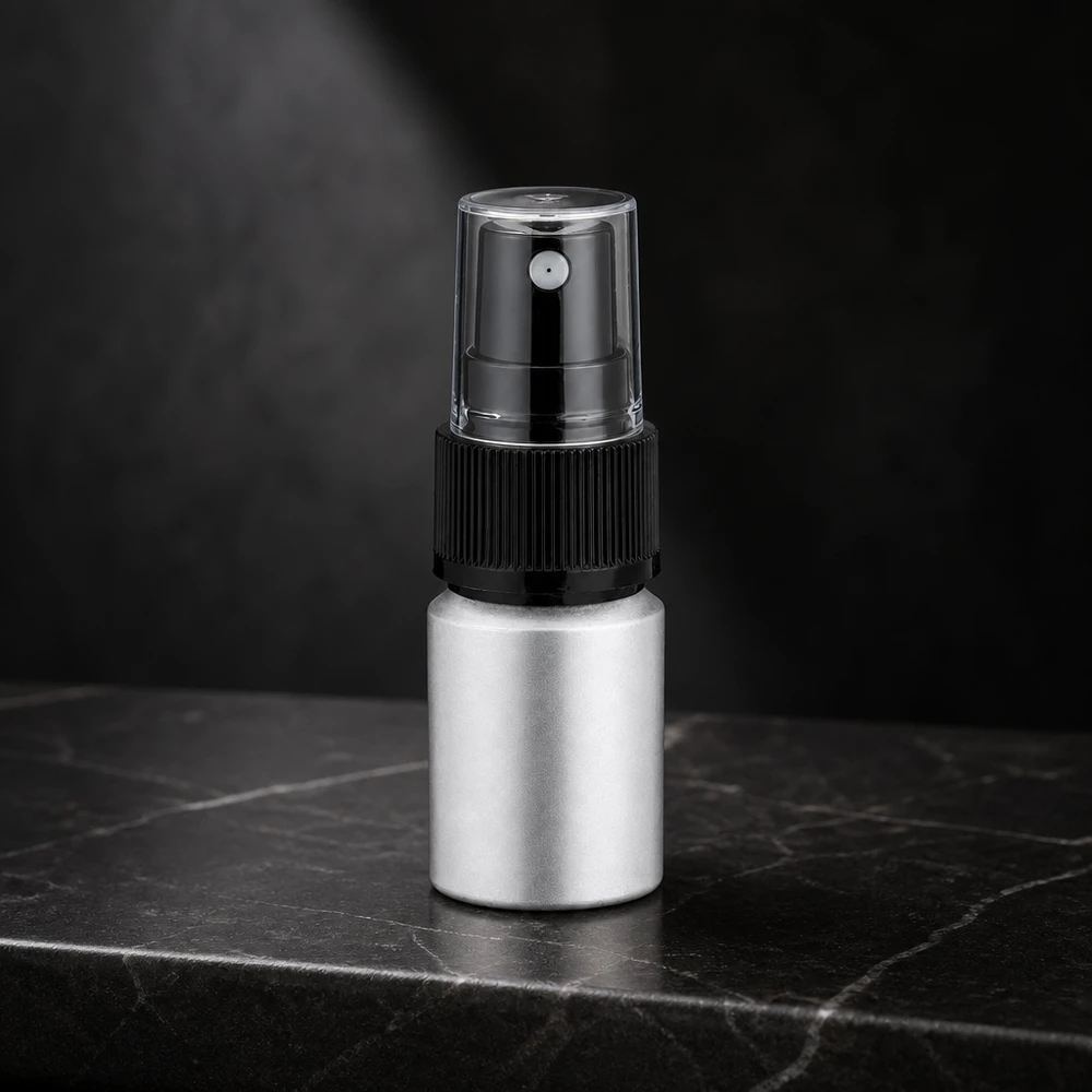 10ml värjätty alumiinipullo, jossa on sumutin. 10ml alumiinipullo mustalla pumppusumuttimella kompakti ja kätevä liikkuviin sovelluksiin.