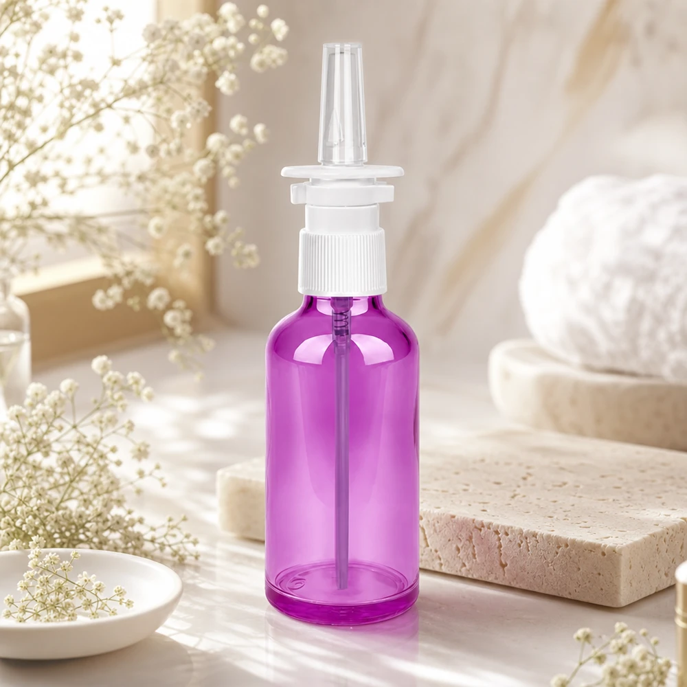 50 ml:n nenäsumutepullo, jossa on valkoinen purppuranpunainen suihkupää steriileihin lääkinnällisiin sovelluksiin.