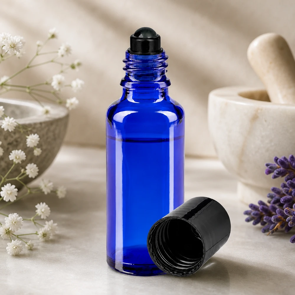 Sininen 30 ml:n apteekkityyppinen rullapullo, jossa on musta rullapallo, laventelin ja morttelin vieressä