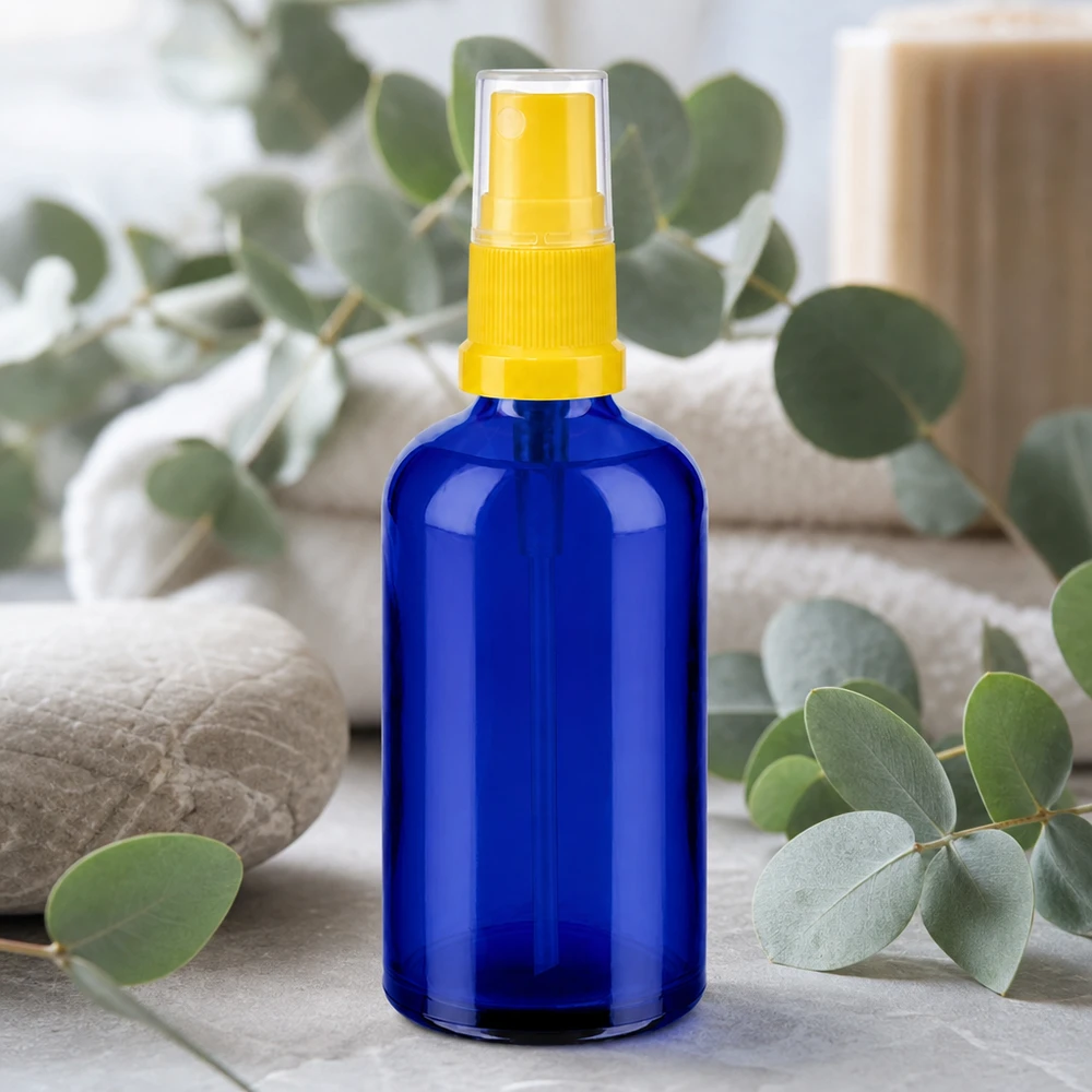 100ml suihkepullo keltainen/läpinäkyvä vakiokorkki BlueLine UT18/100 Elegantti 100ml suihkepullo koboltinsininen, ergonominen keltainen muotoilu luonnonkosmetiikalle.