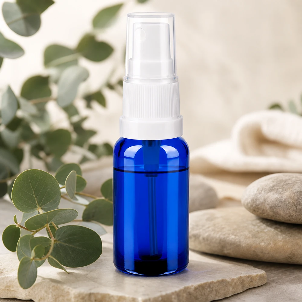 20 ml:n suihkepullo tyylikkäässä koboltinsinisessä värissä ja valkoisella suihkepäällä tarkkaa annostelua varten.