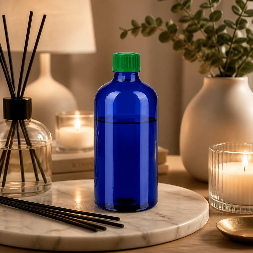Laadukas sininen tippapullo 100ml lasista, jossa on vihreä muovikorkki turvallista säilytystä varten.