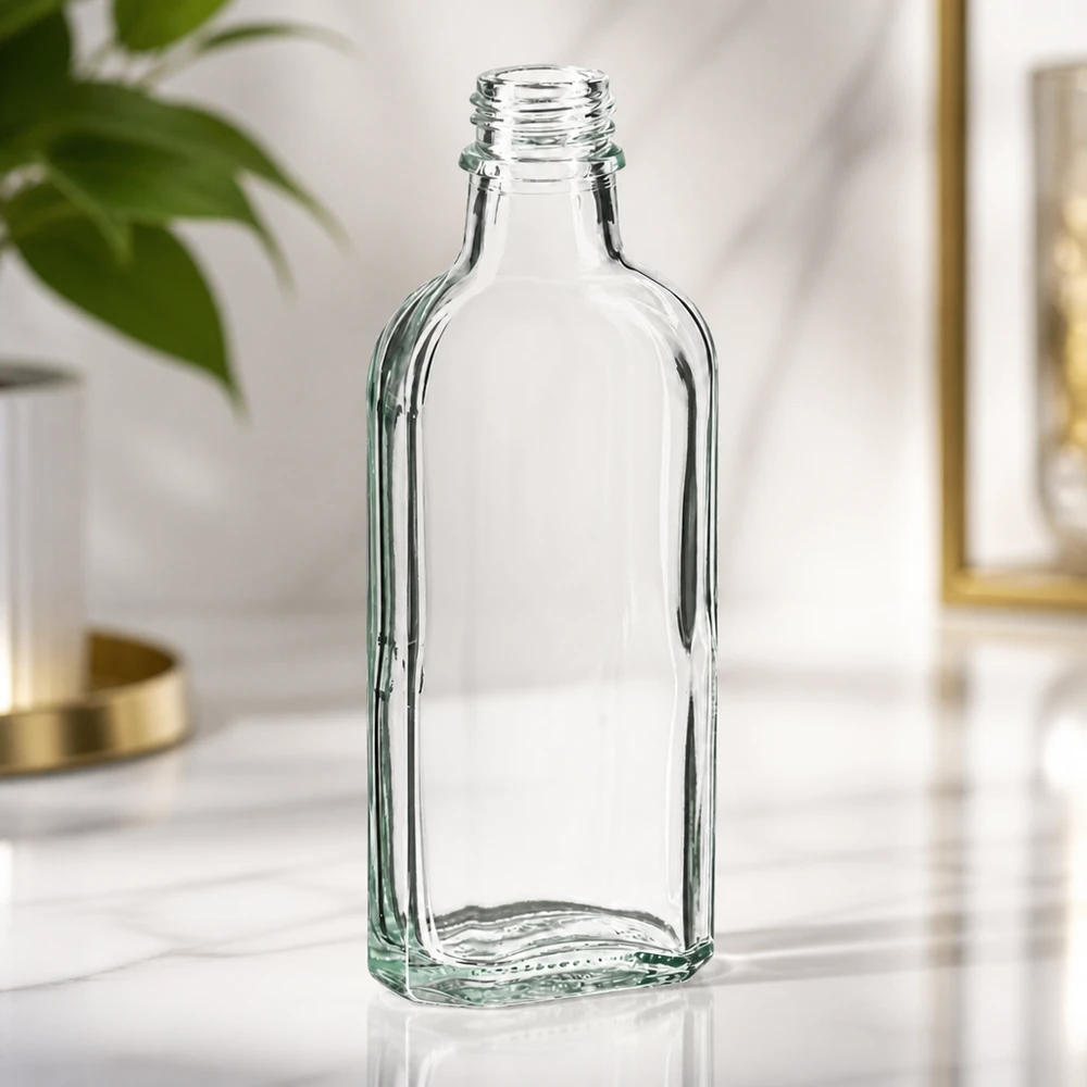100 ml Meplat-pullo kirkas DIN22 Tyhjä, läpinäkyvä 100 ml:n Meplat-pullo, jossa on DIN22-kierre, marmoripinnalla