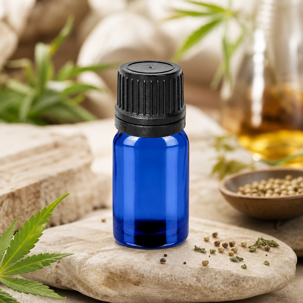 Pienikokoinen 5ml tippapullo, jossa on 1mm:n aukko öljyjen ja esanssien pieneen annosteluun.