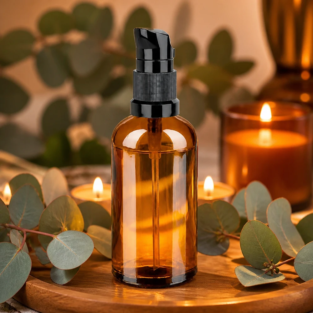 100ml pumppupullo meripihkanväristä lasia mustalla annostelijalla laadukkaaseen ihonhoitoon.