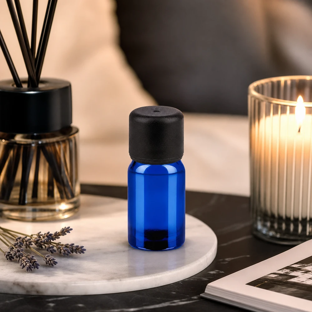 5ml pullo 6mm kierrekorkki musta Standard BlueLine UT18/5 Standard BlueLine UT18/5 Laadukas 5ml apteekkipullo kobolttilasista UV-suojalla ja mustalla korkilla.