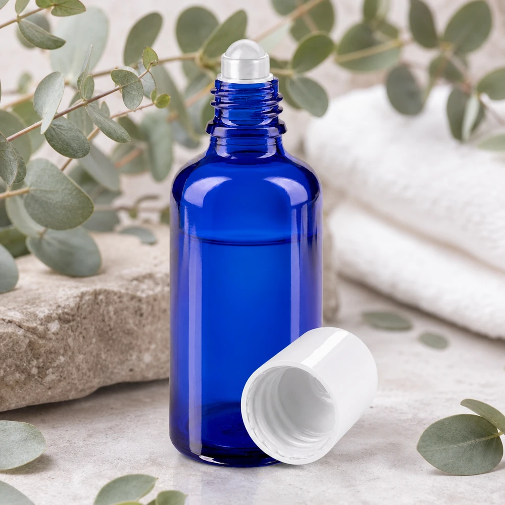 Apteekkipullo sininen 50ml roll-on korkki valkoinen Sininen apteekkilasinen rullapullo, 50 ml, ruostumattomasta teräksestä valmistetulla pallomaisella annostelijalla ja avattavalla valkoisella korkilla