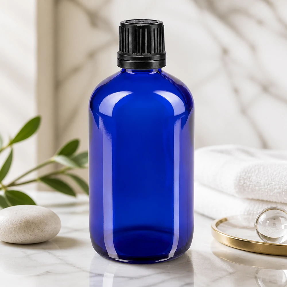 Apteekkipullo sininen 100ml ruuvikorkki musta valurengas sinetöityä sulkemista varten. Koboltinsininen 100 ml:n apteekkipullo (GR), jossa on musta 8 mm:n alkuperäinen korkki UV-suojalasista