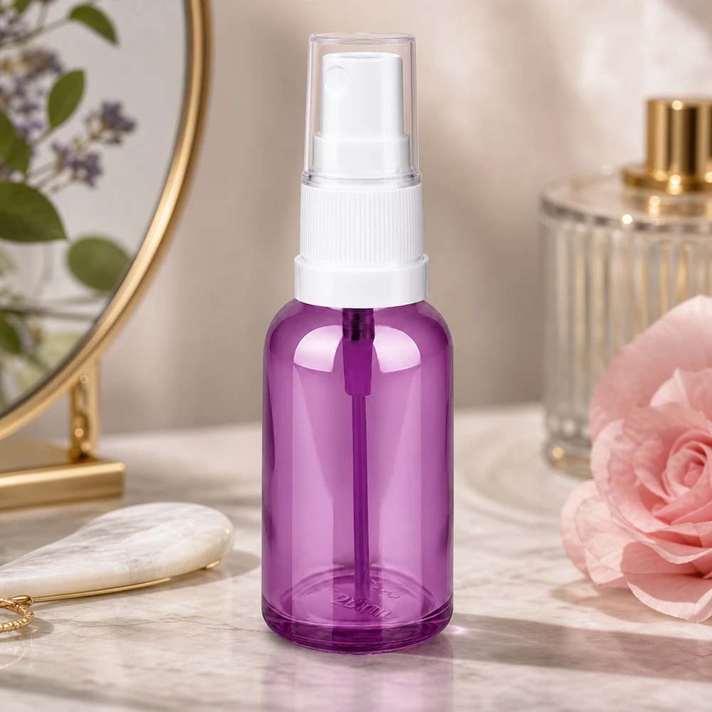 Läpinäkyvä violetti suihkepullo 30ml, jossa on valkoinen suihkepää DIY-kosmetiikkaan ja aromaterapiaan.
