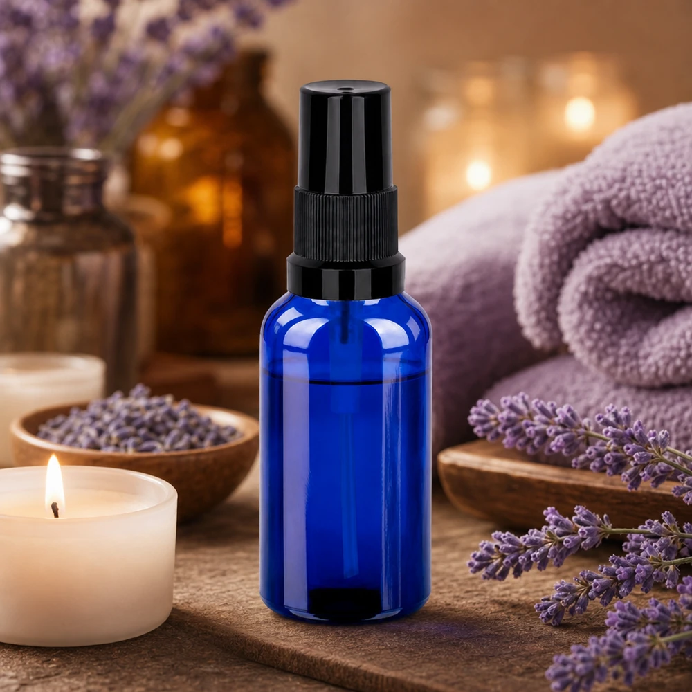 30ml suihkepullo musta vakiokorkki BlueLine UT18/30 Pieni 30 ml:n suihkepullo sinisellä mustalla suihkulaitteella DIY-kosmetiikkaan ja hoitotuotteisiin.