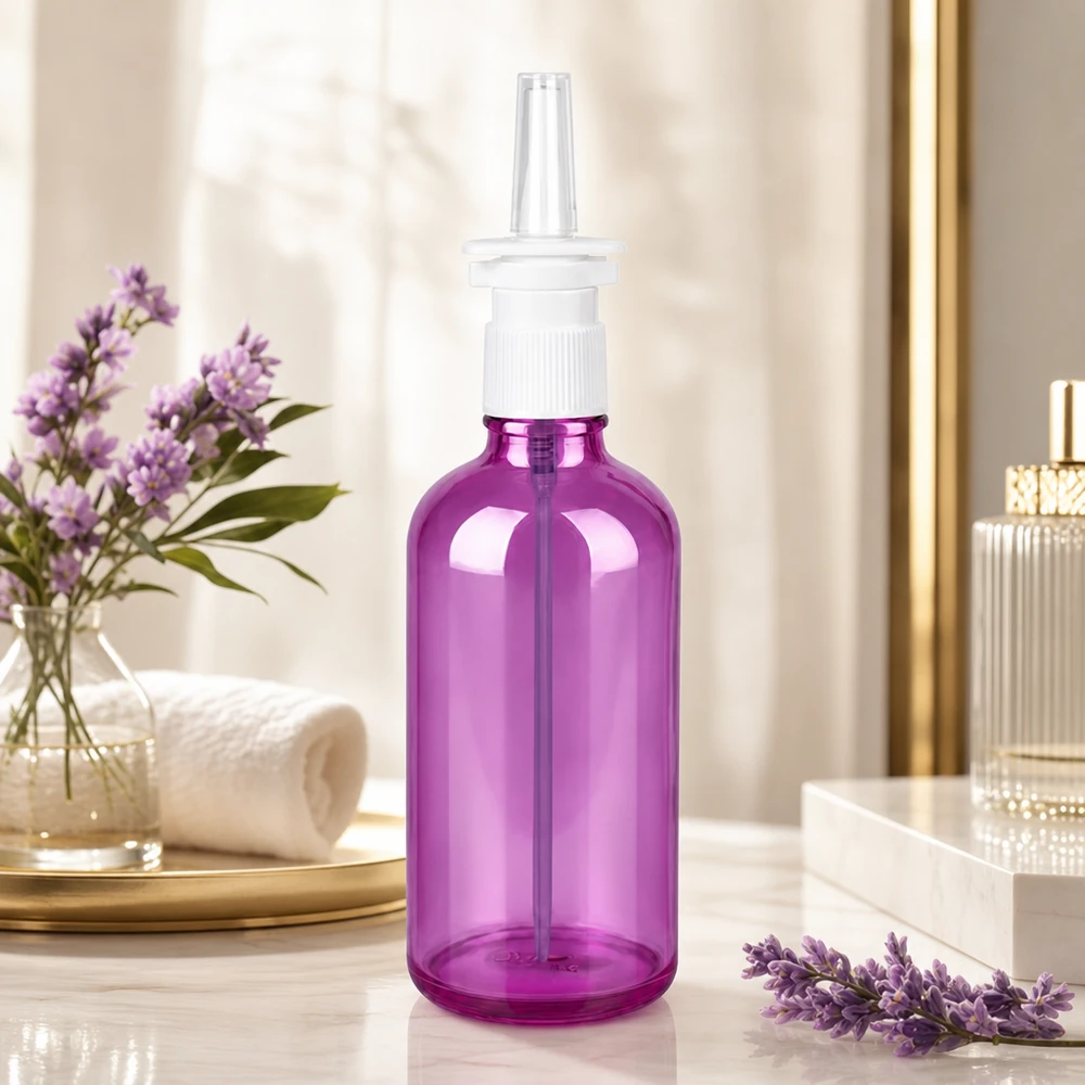 100ml nenäsumutinpullo valkoinen/läpinäkyvä vakio PurpleLine UT18/100 vakiopää PurpleLine UT18/100 Läpinäkyvä 100 ml:n suihkepullo tyylikkään violetissa värissä, jossa on tarkka suihkupää annosteltavaan levitykseen.