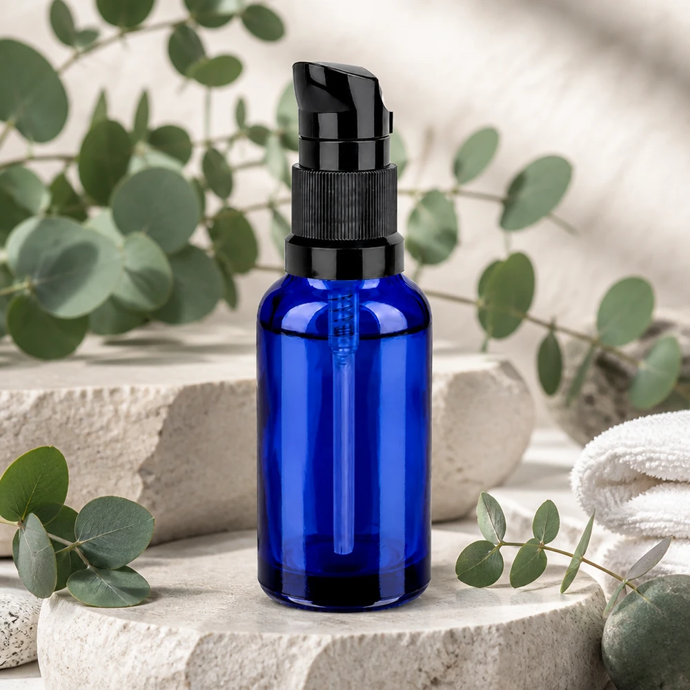 30ml pumppupullo musta vakiokorkki BlueLine UT18/30 Kompakti 30ml BlueLine pumppupullo sinisellä lasilla UV-suojaa luonnonkosmetiikkaan.